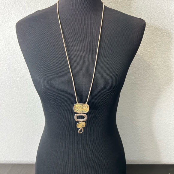 Unbranded Jewelry - Elegant Gold Tone Necklace with Green Accents